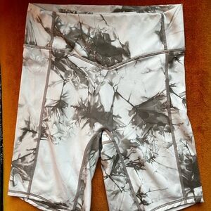 Balance Athletica (Vitality) The rider short in tie dye sea salt